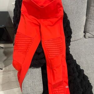 Alo yoga red airbrush  leggings material